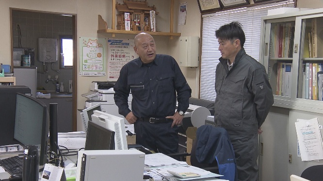 人, 男, 屋内, 立つ が含まれている画像AI 生成コンテンツは誤りを含む可能性があります。