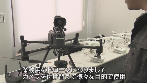 屋内, テーブル, 鏡, 座る が含まれている画像AI 生成コンテンツは誤りを含む可能性があります。