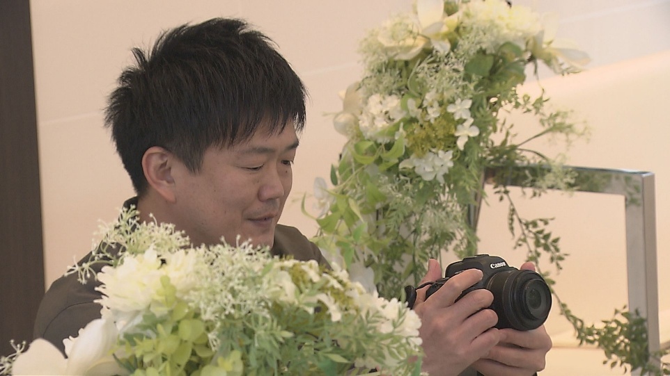 屋内, ケーキ, テーブル, 結婚式 が含まれている画像AI 生成コンテンツは誤りを含む可能性があります。