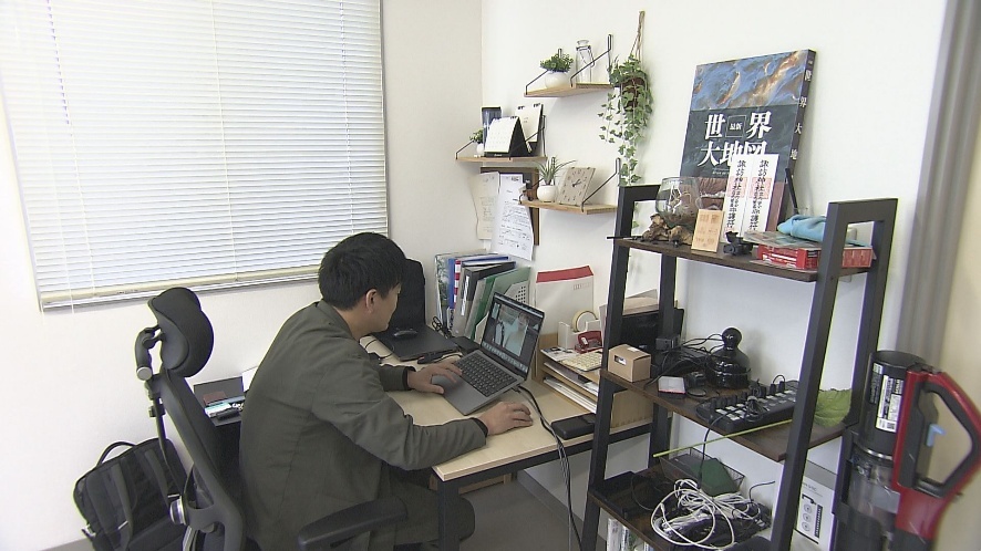 屋内, 窓, 人, 男 が含まれている画像AI 生成コンテンツは誤りを含む可能性があります。