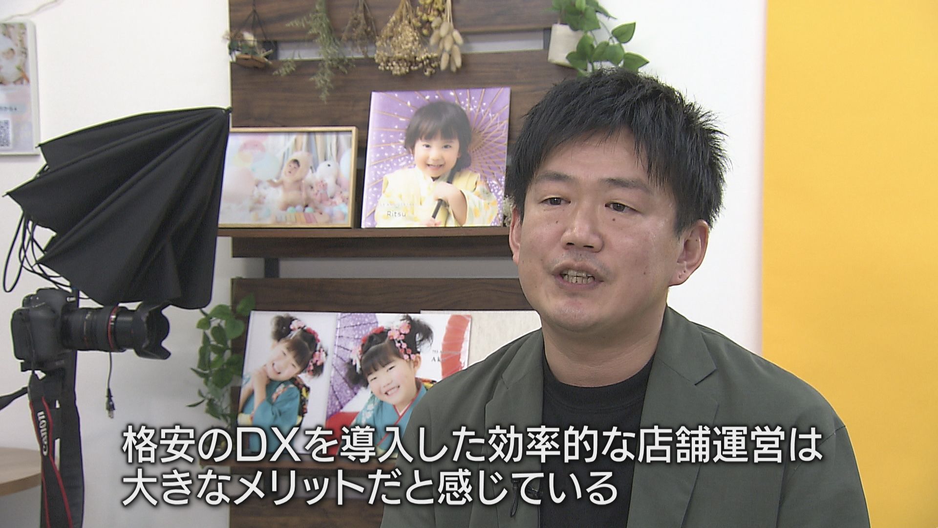 壁の前にいる男性AI 生成コンテンツは誤りを含む可能性があります。