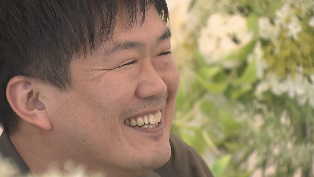 メガネを掛けた男性の顔AI 生成コンテンツは誤りを含む可能性があります。