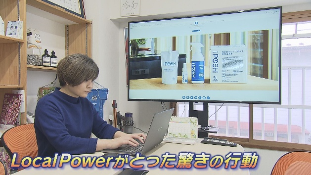 屋内, 窓, 座る, テーブル が含まれている画像AI 生成コンテンツは誤りを含む可能性があります。