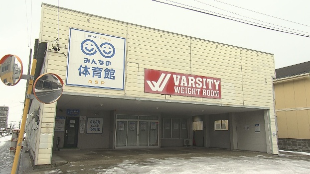 建物の壁に取り付けられた店の看板の文字AI 生成コンテンツは誤りを含む可能性があります。